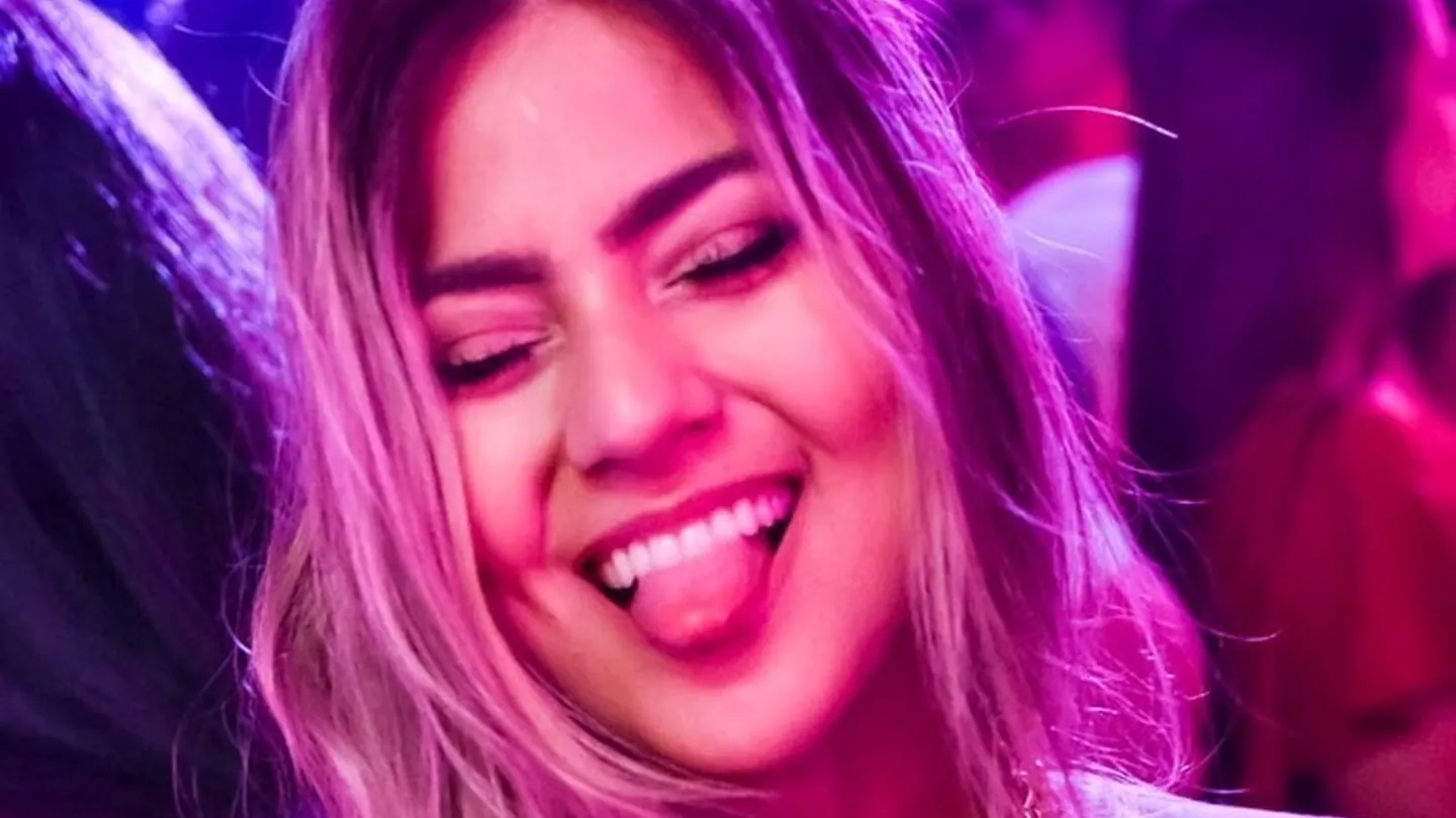 Pessoa sob luz rosa em edição anterior da SertaneGIN