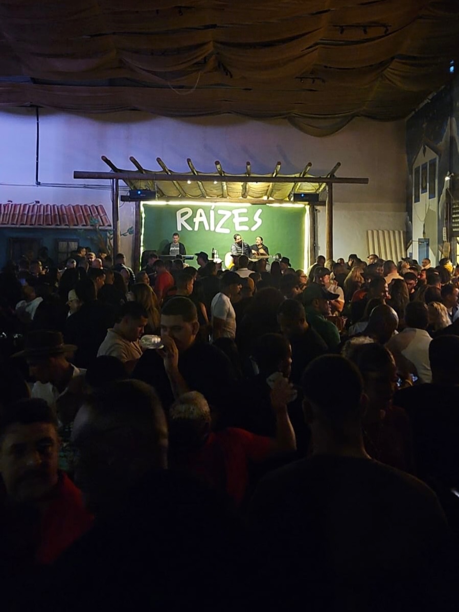 Palco e público no Raízes em registro recente